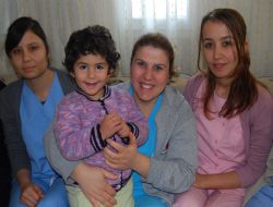 3 yaşındaki Nur'a hemşireler sahip çıktı